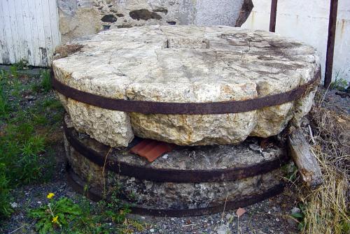 Iconographie - Moulin à eau Le Gué - Les meules