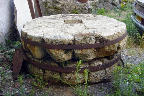 Iconographie - Moulin à eau Le Gué - Les meules