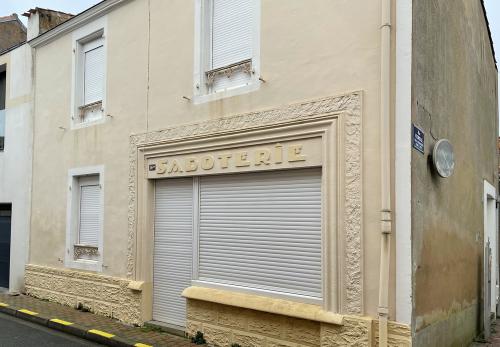 Iconographie - Façade de la saboterie, à La Chaume