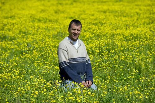 Iconographie - GAEC du Bois-Joly - Denis Grasset dans une prairie