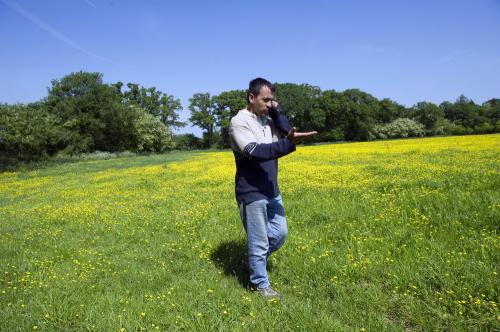 Iconographie - GAEC du Bois-Joly - Denis Grasset dans une prairie
