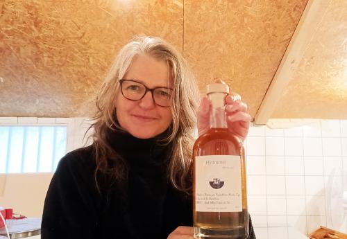 Iconographie - Marine Lyot et hydromel dans la miellerie