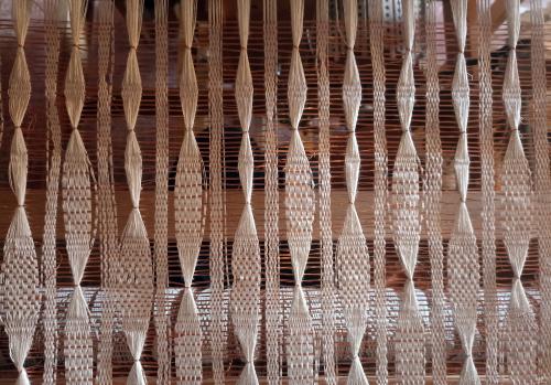 Iconographie - L'atelier de tissage Croix Bâton Croix
