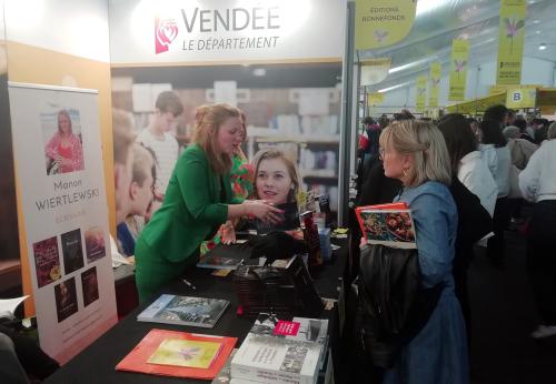Iconographie - Le stand au Printemps du livre