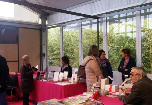 Iconographie - Un stand au Printemps du livre
