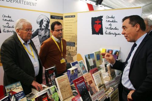 Iconographie - Alain Leboeuf au stand CVRH au Printemps du livre