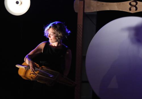 Iconographie - Eléonore Billy, musicienne  nyckelharpiste