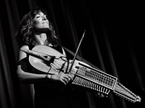 Iconographie - Eléonore Billy, musicienne  nyckelharpiste