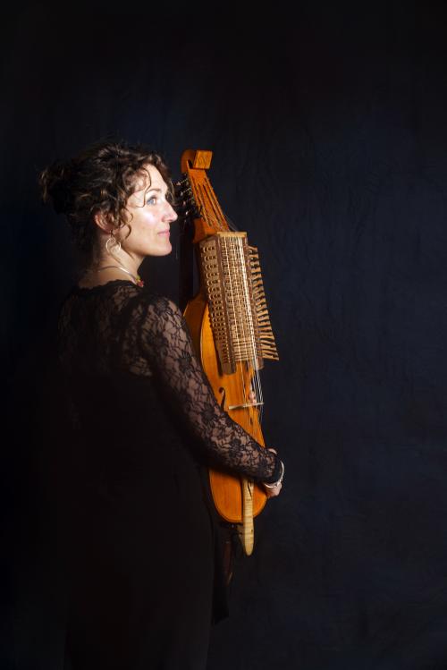 Iconographie - Eléonore Billy, musicienne  nyckelharpiste