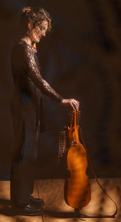 Iconographie - Eléonore Billy, musicienne  nyckelharpiste