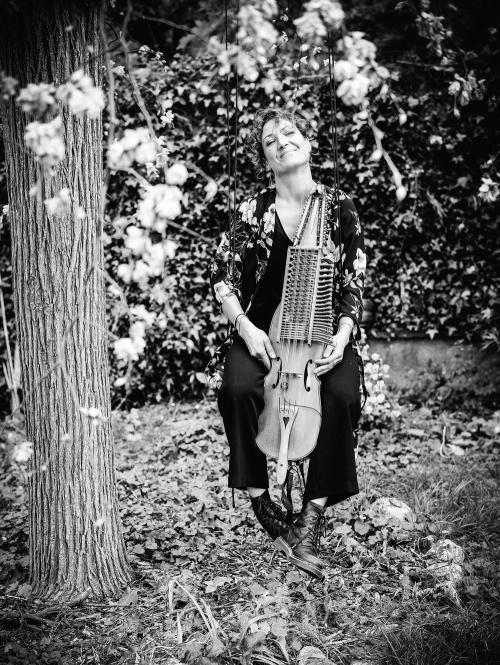 Iconographie - Eléonore Billy, musicienne  nyckelharpiste