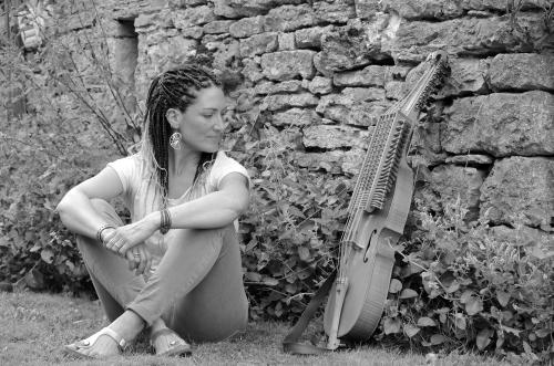 Iconographie - Eléonore Billy, musicienne  nyckelharpiste