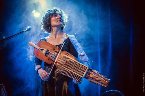 Iconographie - Eléonore Billy, musicienne  nyckelharpiste