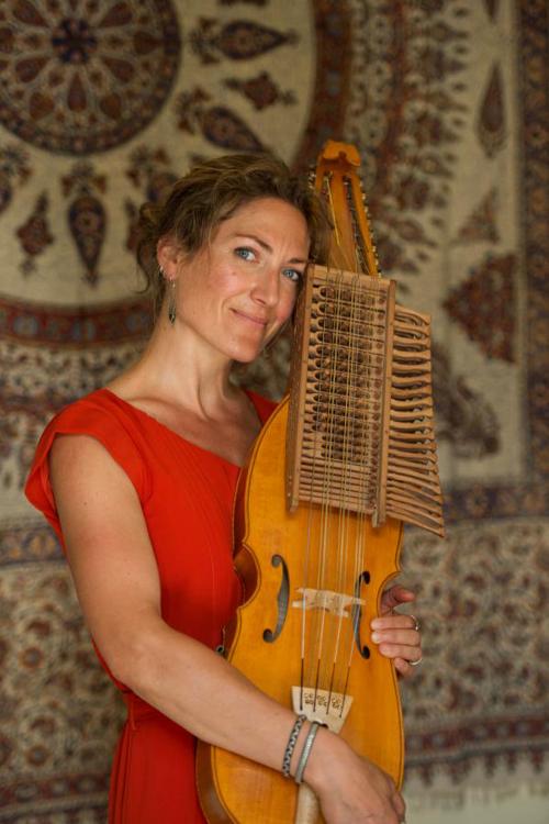 Iconographie - Eléonore Billy, musicienne  nyckelharpiste