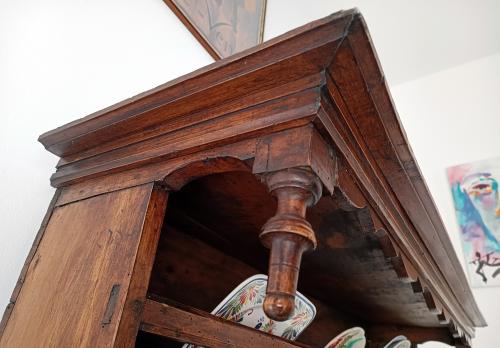 Iconographie - Vaissellier de Choisy - Détail de la toupie du vaisselier