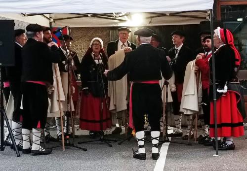 Iconographie - Chanteurs de Luchon au brandon de la Saint-Jean