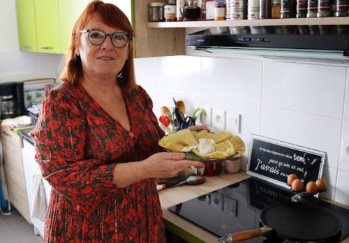 Iconographie - Marie-France Bertaud dans sa cuisine