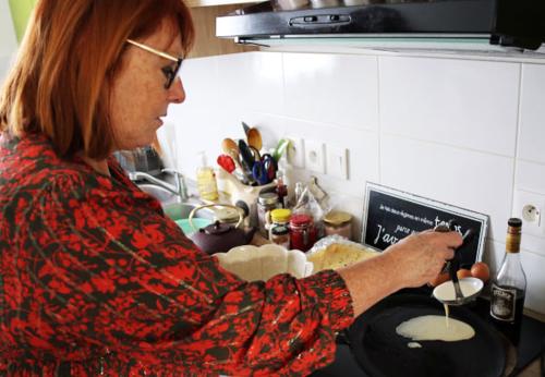 Iconographie - Marie-France Bertaud dans sa cuisine