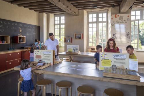 Iconographie - Famille au Manoir de Réaumur