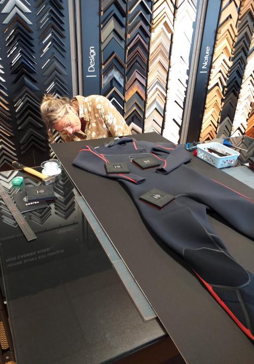 Iconographie - Vitrine combinaison surf