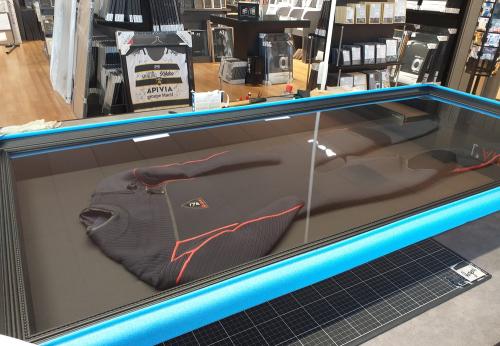 Iconographie - Vitrine combinaison surf