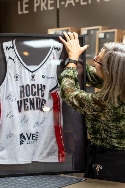 Iconographie - Vitrine d'un maillot de basket