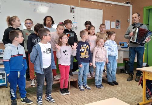 Iconographie - Chant par une classe de l'école publique 
