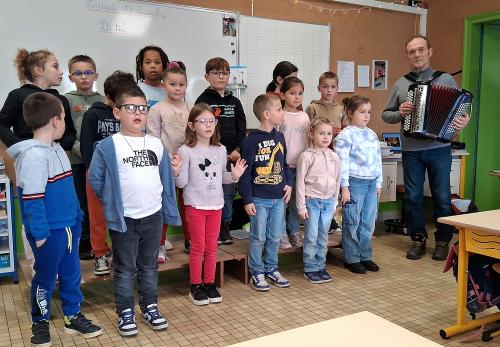 Iconographie - Chant par une classe de l'école publique 