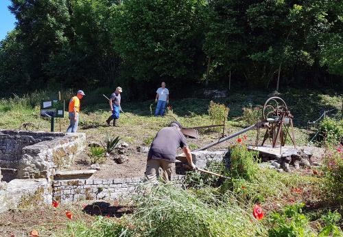 Iconographie - Fontaine Beaulieu en cours de nettoyage