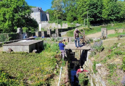 Iconographie - Fontaine Beaulieu en cours de nettoyage