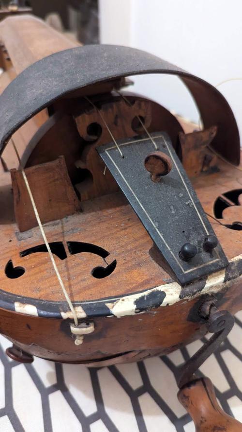 Iconographie - Vielle à roue conservée par Pierre Chatry