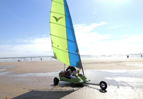 Iconographie - Pratique du char à voile sur la plage