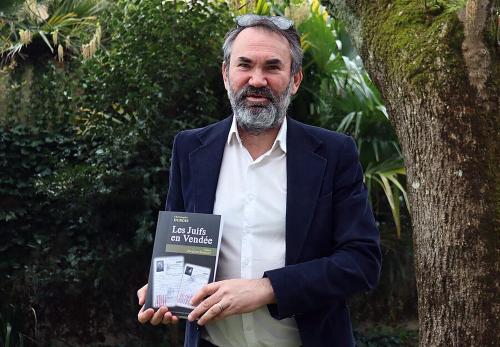 Iconographie - Christophe Dubois présentant son livre