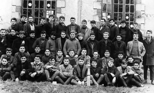 Iconographie - Elèves du collège d'enseignement technique, 3e années avec la quille