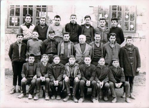 Iconographie - Elèves du collège d'enseignement technique, professeur M. Pin