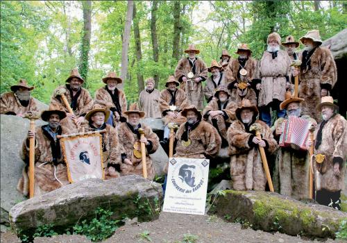 Iconographie - Pose de la Confrèrie des barbus aux Pierres folles