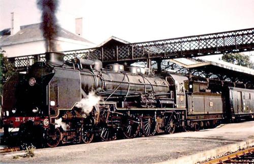 Iconographie - Locomotive à vapeur en gare