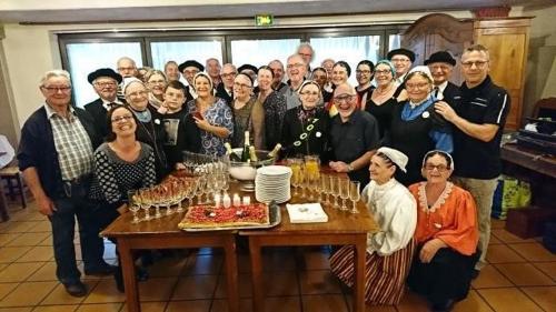 Iconographie - Les-noceurs-du-Poucton-pour-la-fêter-la-millième-représentation