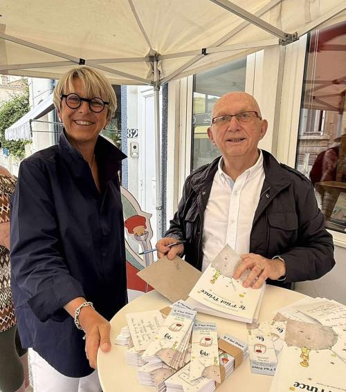 Iconographie - Jacques Ouvrard en dédicace avec la sénatrice Annick Bilon