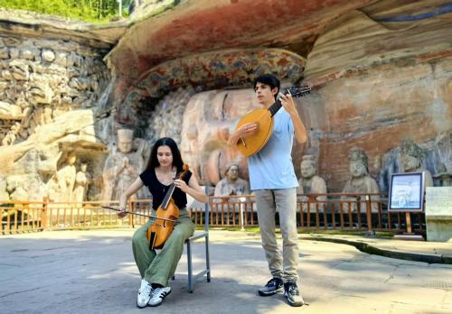 Iconographie - Tournée en Chine d'Alban Tixier, luth, et Louise Tixier, viole