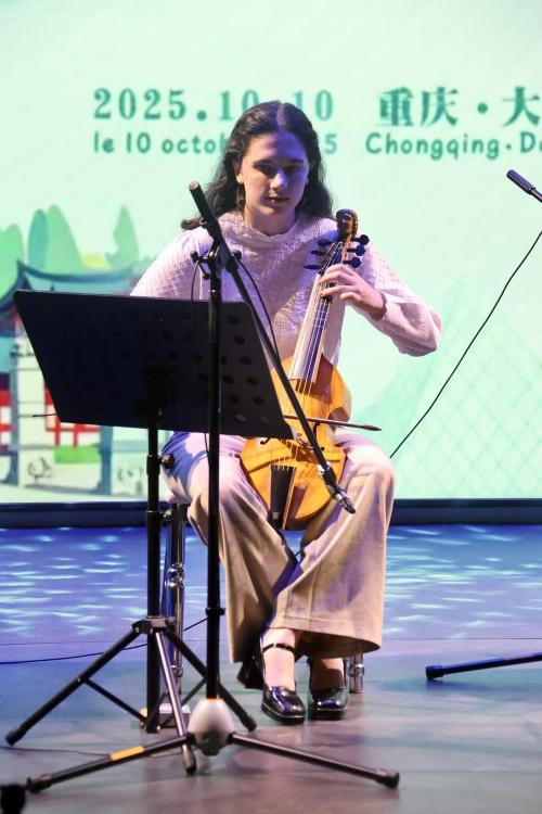 Iconographie - Concert à Dazu en Chine d'Alban Tixier, luth, et Louise Tixier, viole