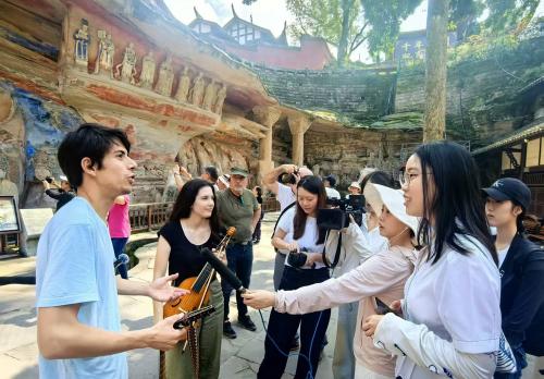Iconographie - Tournée en Chine d'Alban Tixier, luth, et Louise Tixier, viole