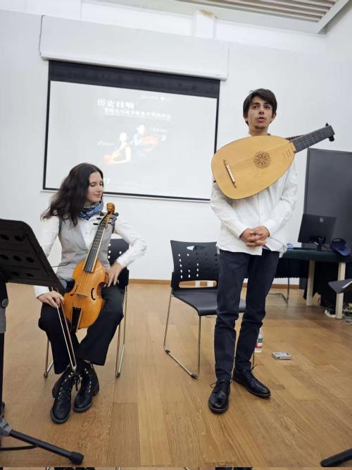Iconographie - Tournée en Chine d'Alban Tixier, luth, et Louise Tixier, viole