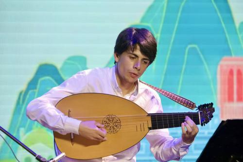 Iconographie - Tournée en Chine d'Alban Tixier, luth, et Louise Tixier, viole