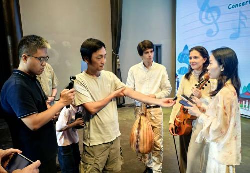 Iconographie - Tournée en Chine d'Alban Tixier, luth, et Louise Tixier, viole