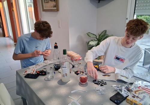 Iconographie - Adolescents jouant avec des Lego