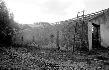 Iconographie - Démontage de la grange de l'îlot pour transfert