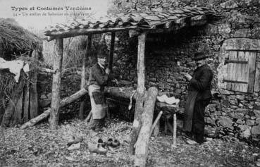 Iconographie - Types et costumes Vendéens - Un atelier de sabotier en plein air