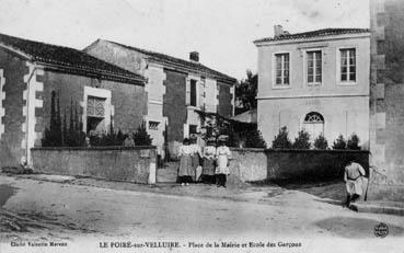 Iconographie - Place de la Mairie et école des garçons