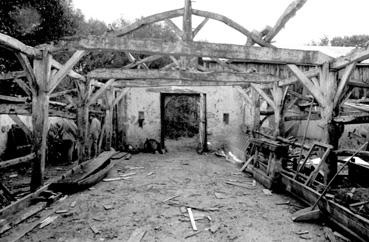 Iconographie - Démontage de la charpente de la grange de l'Îlot